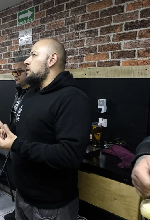 Maestro cervecero de Ruiseñor platicando con los invitados de la cata